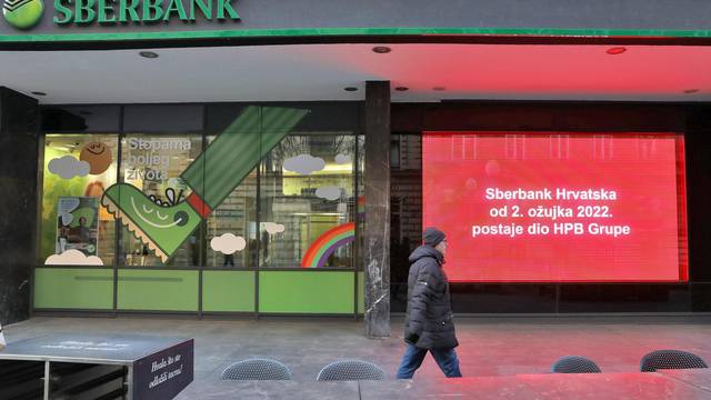 Zagreb: Prvi dan nakon što je HPB preuzela Sberbank prestale su gužve i Nova hrvatska banka posluje normalno