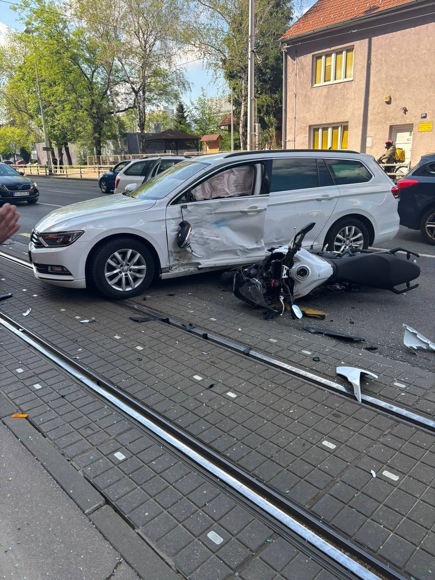 FOTO Užas u Dubravi: U sudaru auta i motora ozlijeđen čovjek