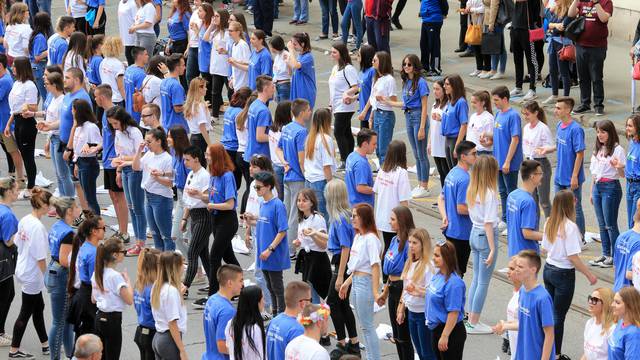 Osijek: Plesanjem Quadrille maturanti obilježili posljednji dan srednje škole