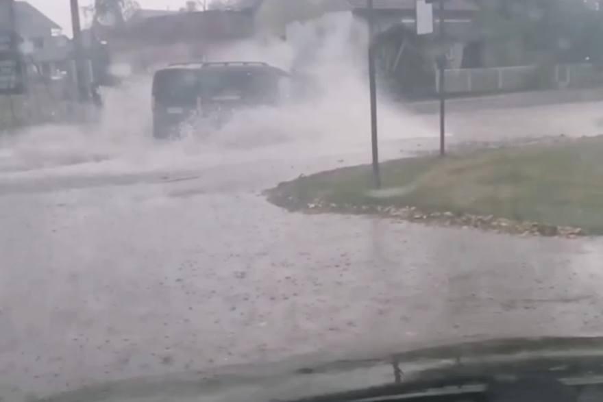 Poplavljena cesta zbog nevremena u Petrinji
