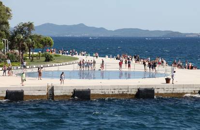 Zadar prošle godine i danas: Zbog korona virusa ulice prazne