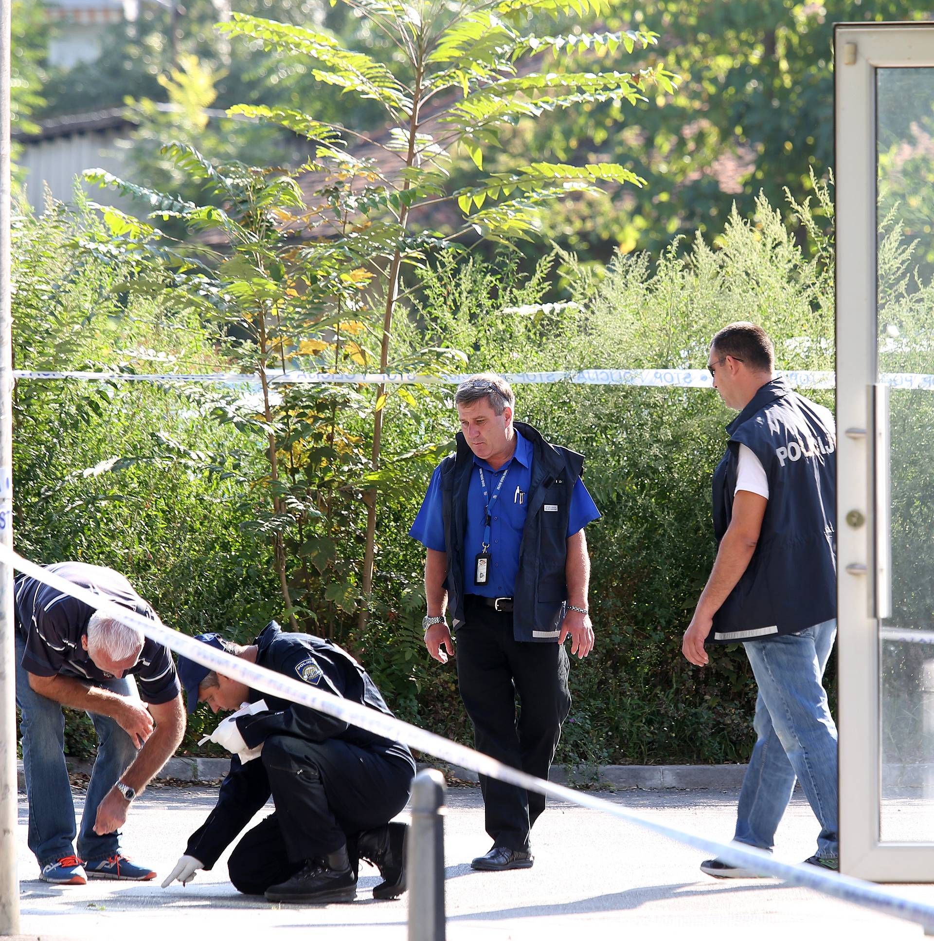 Bomba ispred kafića: Krhotine su pogodile slučajnu prolaznicu