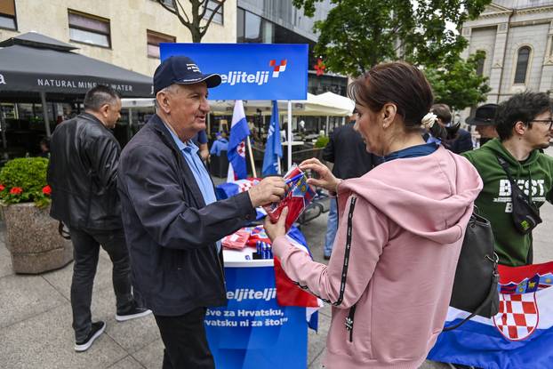 Zagreb: Zajednica utemeljitelja HDZ-a "Dr. Franjo Tuđman" daruje građanima hrvatske zastave