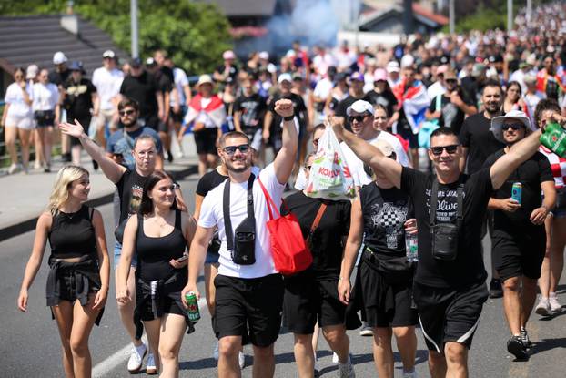 Zagreb: Tisuće fanova Thompsona prolazi Mostom mladosti koji je zatvoren za promet