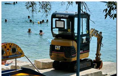 Na plaži u Gradcu već mjesecima stoji bager