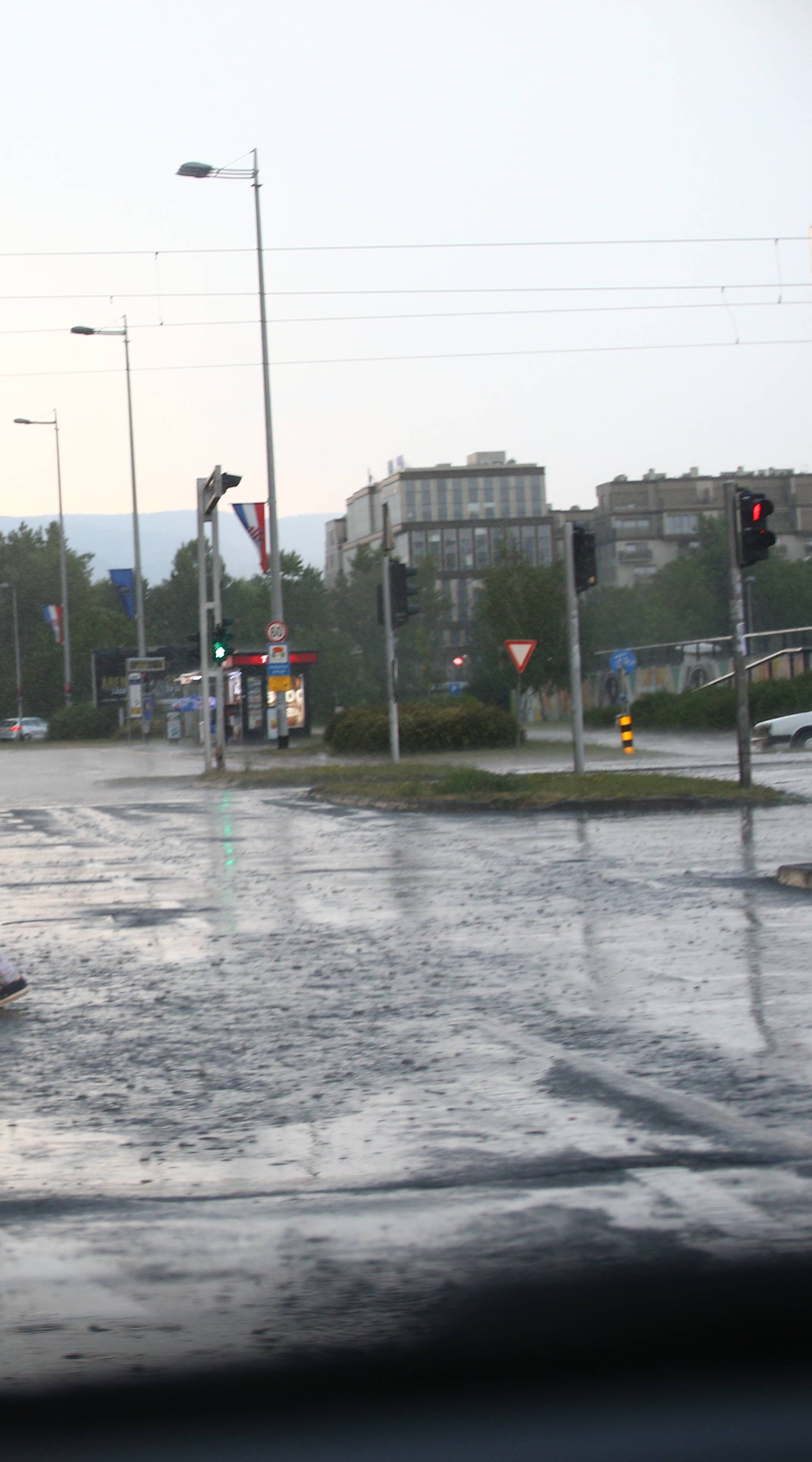 Olujno nevrijeme u Zagrebu i Zagorju: Kiša, tuča, grmljavina