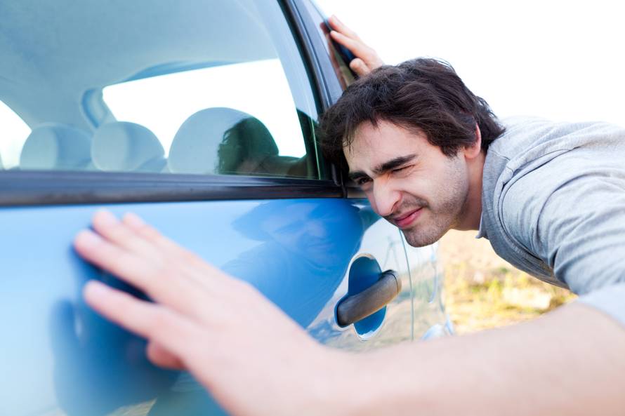 Riješite se ogrebotina na autu brzo i lako - prikriva ih WD-40