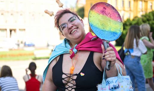 FOTO Počeo Pride u Zagrebu, gužva ispred HNK: 'Sloboda unutar i izvan četiri zida'