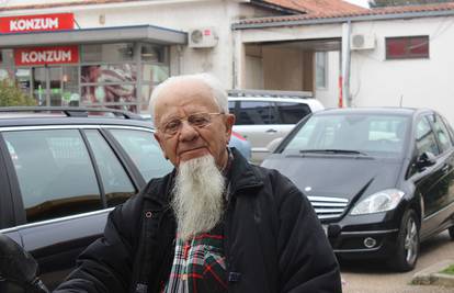 Ispunio si želju: Djed Janko (89) leti, vozi motocikl i frizira 