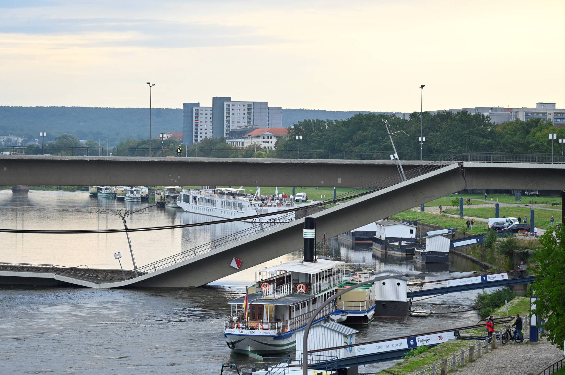 Parts of the Carola Bridge collapsed into the Elbe in Dresden