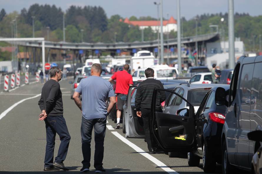 Kaos na Bregani: Ljudi izlaze iz buseva i granicu prelaze pješke