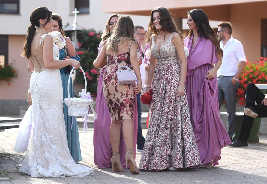 Izabel se nije odvajala od svog Matea na svadbi njegove sestre