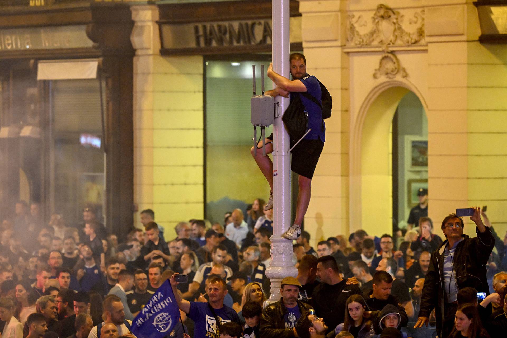 Nogometaši Dinama na Trgu bana Jelačića s navijačima proslavili naslov prvaka Hrvatske