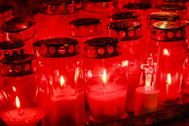 Zagreb: Trepet svijeća u sumrak na groblju Stenjevec na blagdan Svih svetih