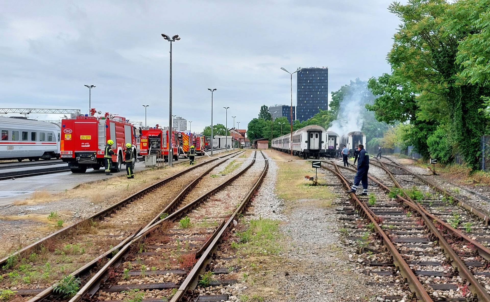 Zagreb: Gori nekoliko vagona na Glavnom kolodvoru