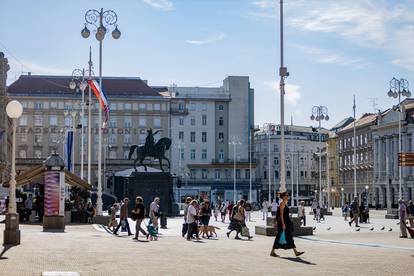 FOTO Zagreb pun turista, ne smetaju im ni paklene vrućine