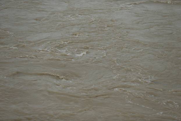 Zagreb: Rijeka Sava izlila se iz korita zbog velikih oborina