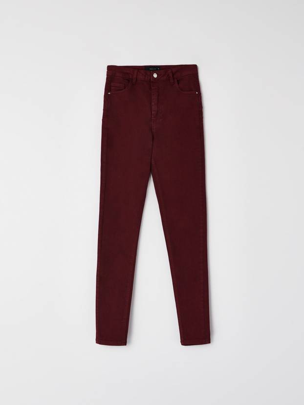 Smeđe traperice su jesenski hit: Donosimo najbolje i najjeftinije