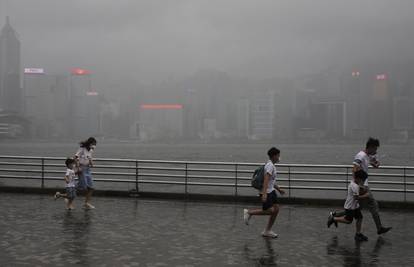 Kinu pogodio prvi ovogodišnji tajfun, moguća rekordna kiša