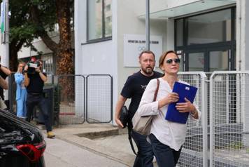Zagreb: USKOK-ovi istra&zcaron;itelji izlaze iz prostorija HOO-a