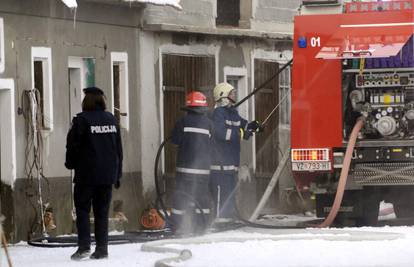 Vatrom otapao smrznute pojilice te je zapalio farmu