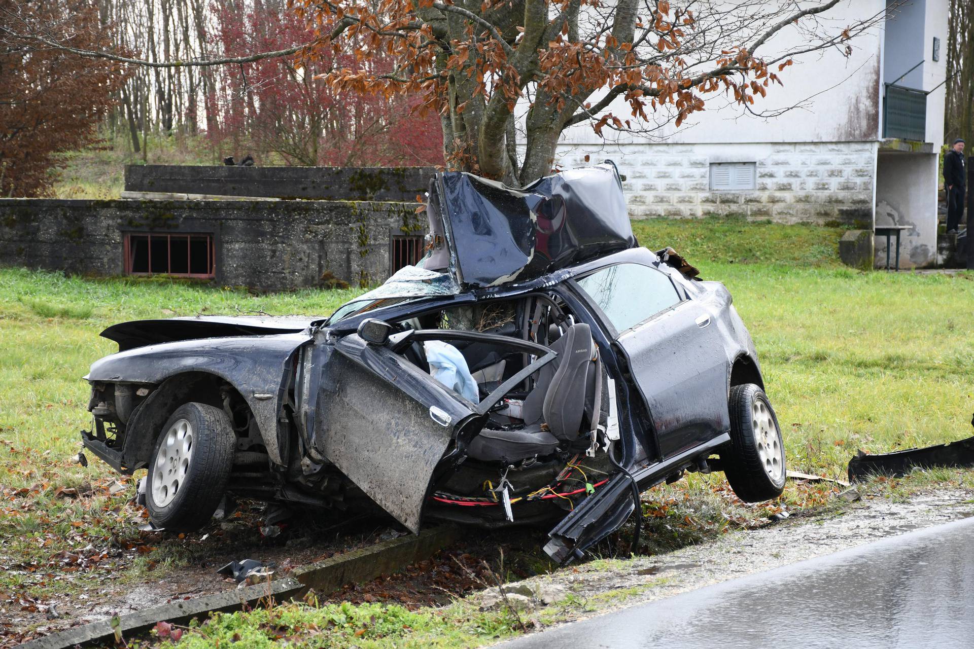 Kozarevac: Vozačica poginula u prometnoj nesreći, automobil se obavio oko stabla