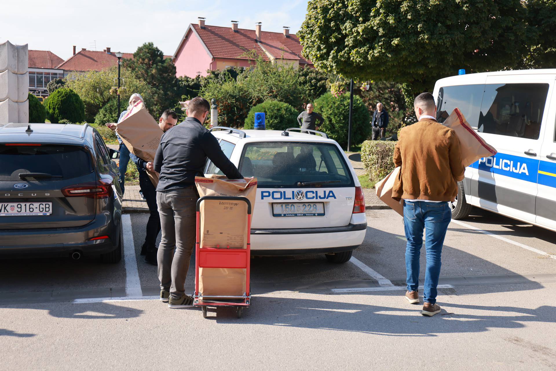 Policija i USKOK tijekom pretresa kuće Josipa Šarića, gradonačelnika Otoka