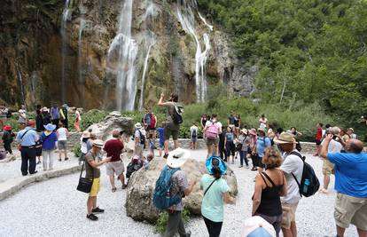 Na Plitvicama gužva zbog nižih cijena ulaznica, kaos i na cesti