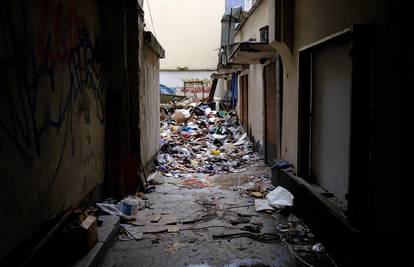 Nesuđeni baštinski hotel danas je deponij smeća, svega 50-ak metara od Trga bana Jelačića