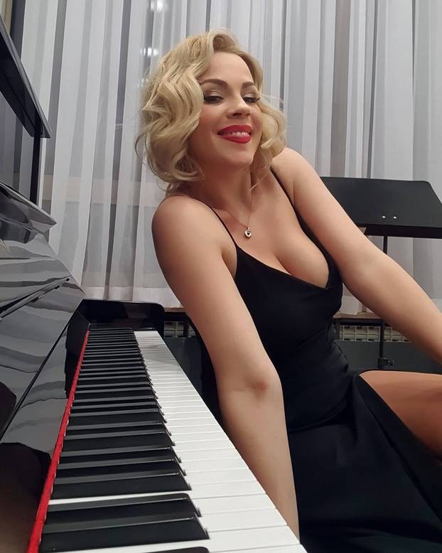 FOTO Lijepa Barbara  pjevala je u Okučanima na  30. obljetnici Bljeska: 'Ponosna Hrvatica!'