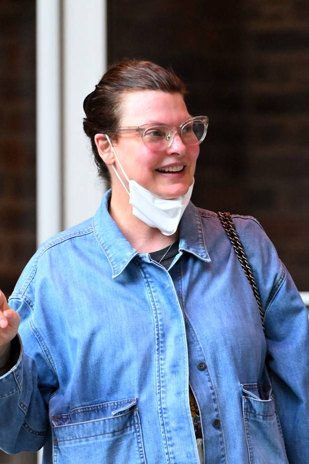 EXCLUSIVE: * EMBARGO: Strictly No Web permitted before 8pm BST / 3PM ET 1st July 2022 * PREMIUM EXCLUSIVE: Linda Evangelista Looks Unregnizable As She's Spotted Out In New York After Her Botched Cosmetic Procedure