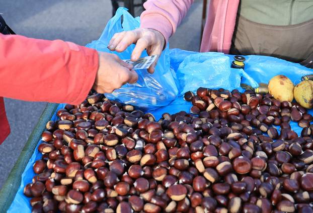 Zagreb: Na Dolac stigli prvi ovogodišnji kesteni, cijene su od 5 do 7 eura
