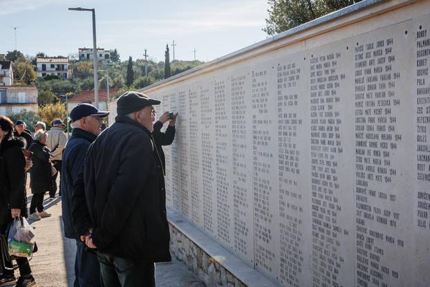 Drvenik Veli: Predsjednik Zoran Milanović položio je vjenac na spomen obilježju “Majka Domovina”