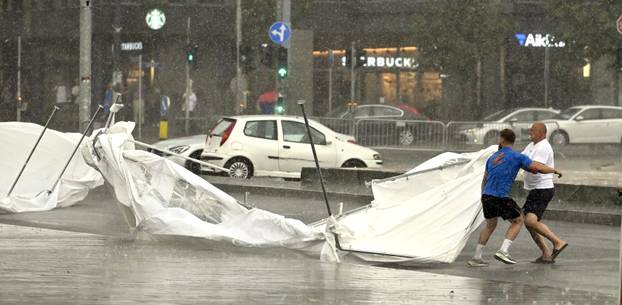 Šatorsko naselje ispred Narodne skupštine Republike Srbije nije izdržalo nevrijeme koje je pogodilo Beograd