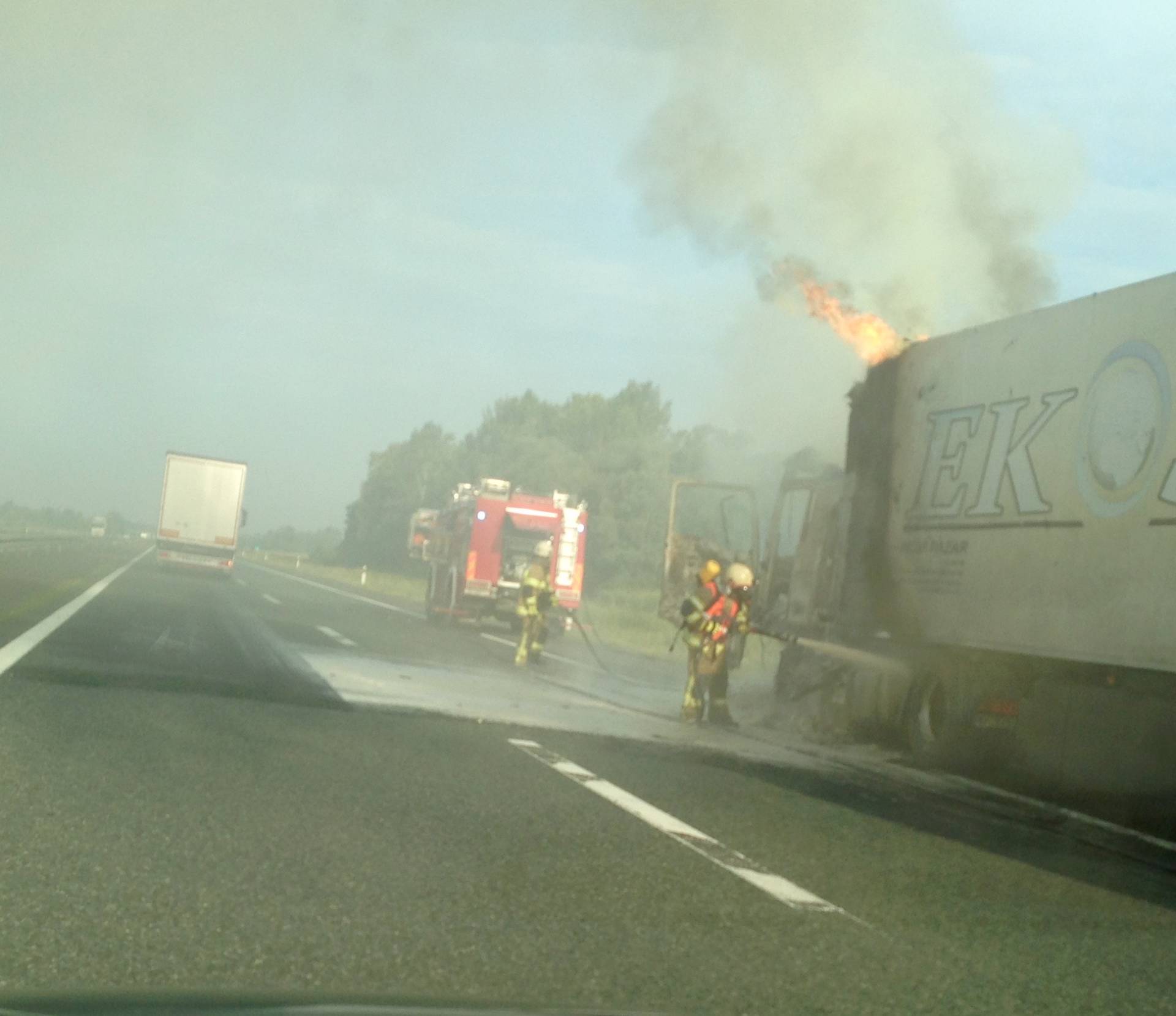 Prevozio voće: Na autocesti A3 planuo i izgorio šleper iz Srbije