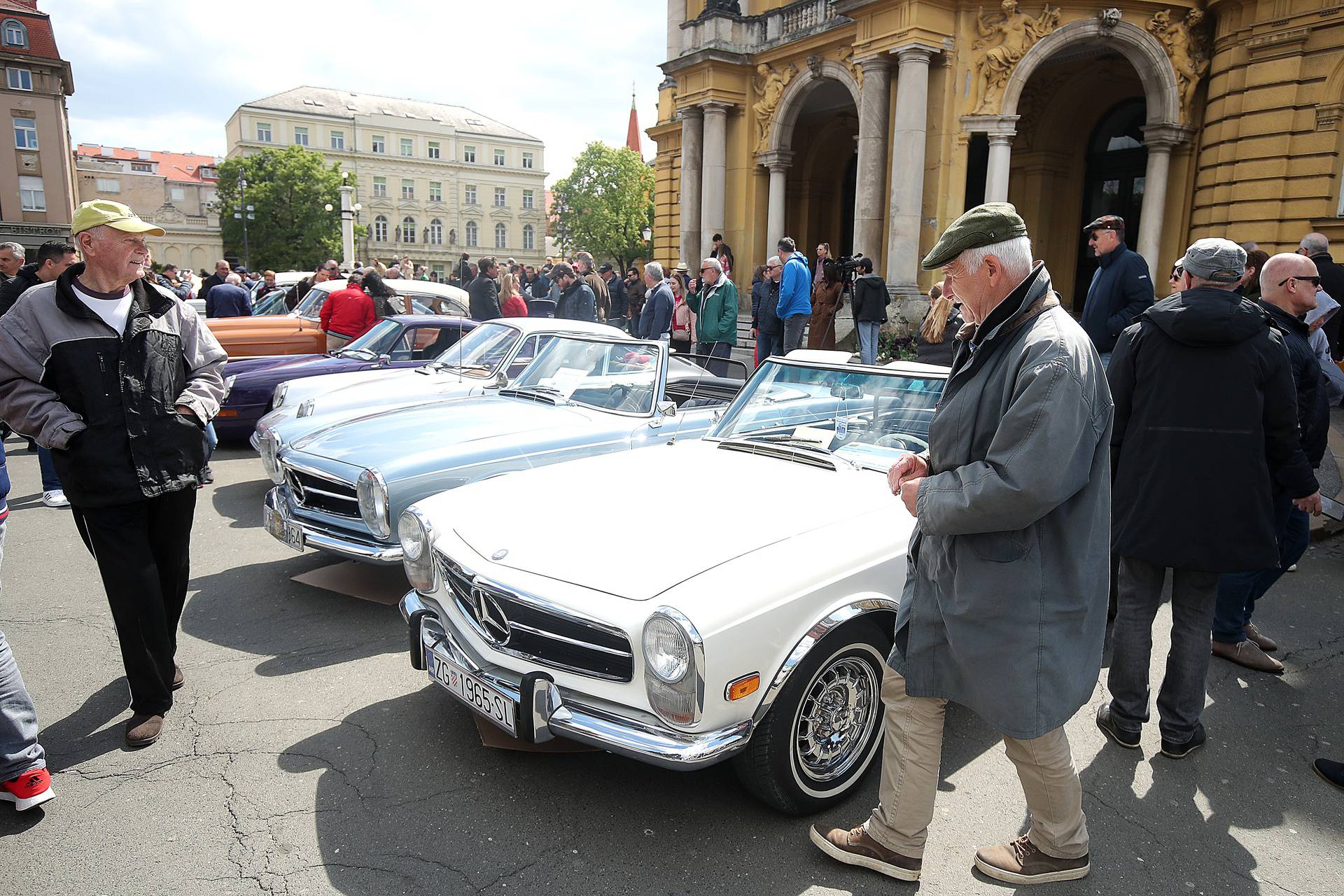Izložba oldtimera ispred zagrebačkog HNK: Buick iz '48., i 'kontra' Fićo iz 1963. godine