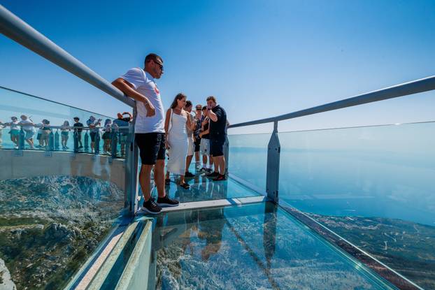 Brojni posjetitelji dovoljno su hrabri za obilazak Skywalka, vidikovca na Biokovu