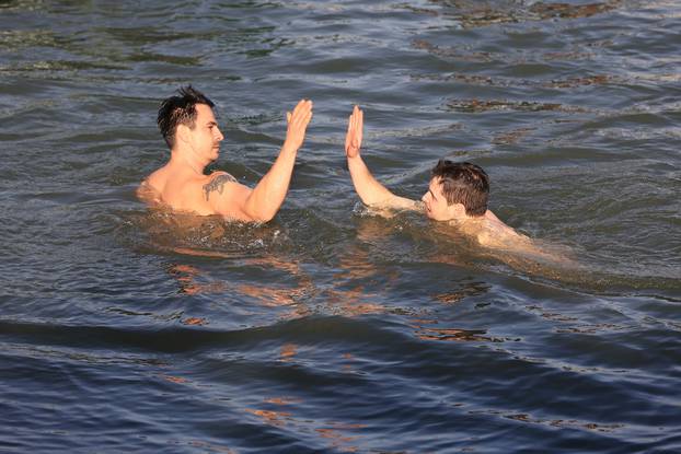 Osijek: Tradicionalno zimsko kupanje na Silvestrovo u Zimskoj luci