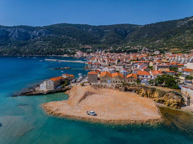 Izgradnju ribarske luke u Komiži prati mnoštvo optužbi za devastaciju okoliša zbog nekontroliranog nasipavanja