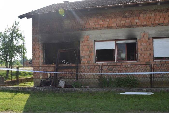 Sin je nehotice odbacio opušak: Kuća planula, majka ozlijeđena