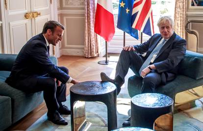 Raskomotio se: Boris Johnson dignuo noge u Elizejskoj palači