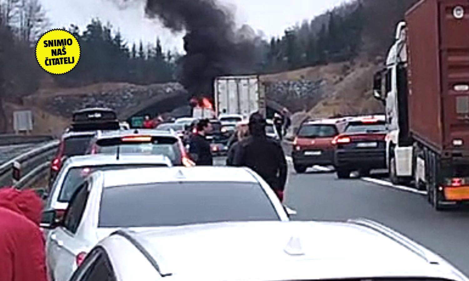 VIDEO Detalji buktinje na A6: 'Hladnjača se zabila u kamion. Vatrogasci su izvlačili vozača'