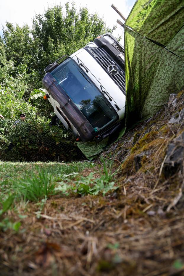 Jastrebarsko: Kamion probio ogradu kuće za odmor