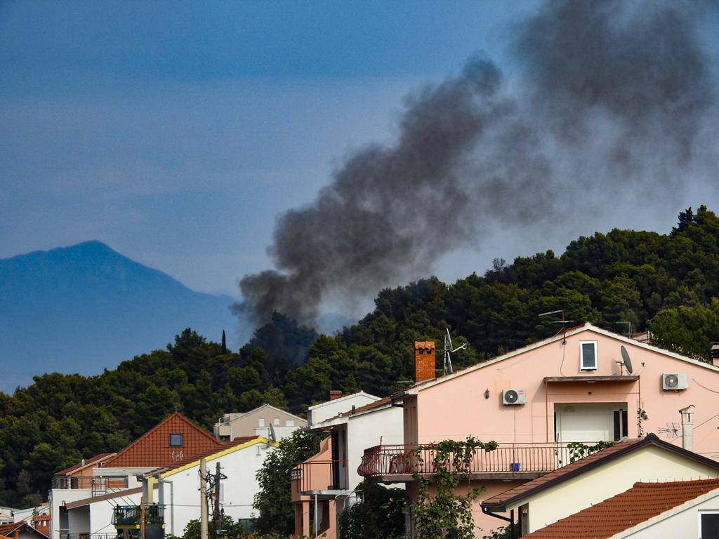 VIDEO Grom zapalio šumu na Čiovu: 'Čuli smo ga, shvatili da gori tek deset minuta kasnije'