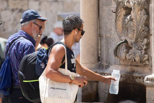 Dubrovnik: Turističke gužve u gradu i spas od vrućine u moru