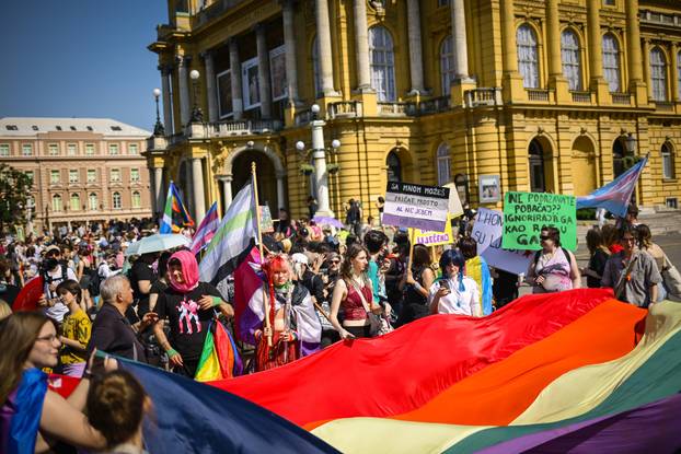 Zagreb: 24. Povorka ponosa LBGTIQ zajednica "Puna usta ponosa" prolazi centrom grada