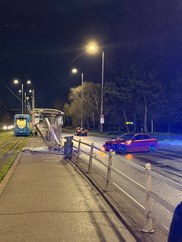 FOTO BMW-om se zabio u tramvajsku stanicu: Hitna odvela ozlijeđene u bolnicu