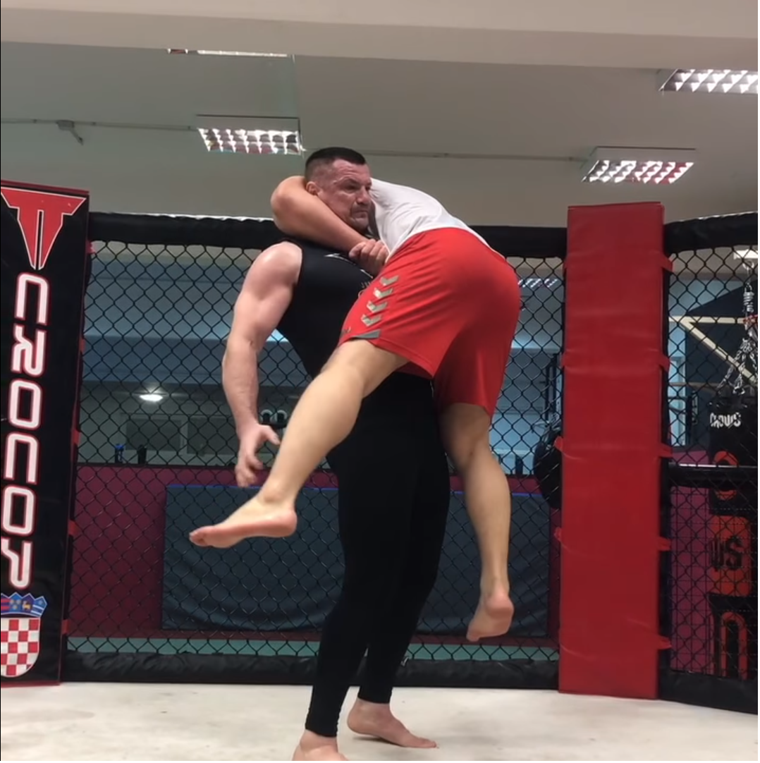 Cro Cop je kao stijena! Podigao Japanca Ishiija samo s vratom!