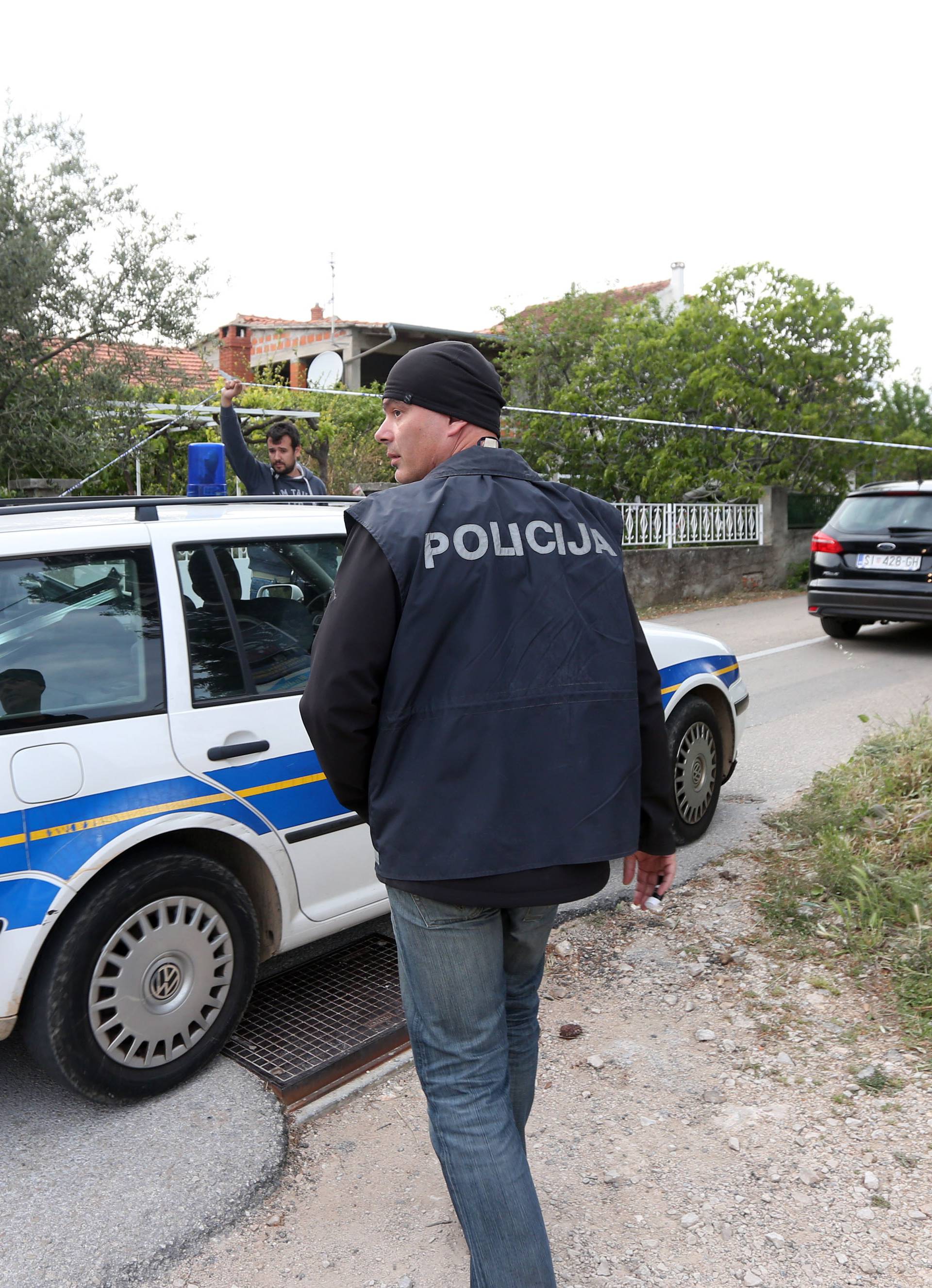 Troje mrtvih u Brodarici: Našli  auto i oružje, ubojica u bijegu