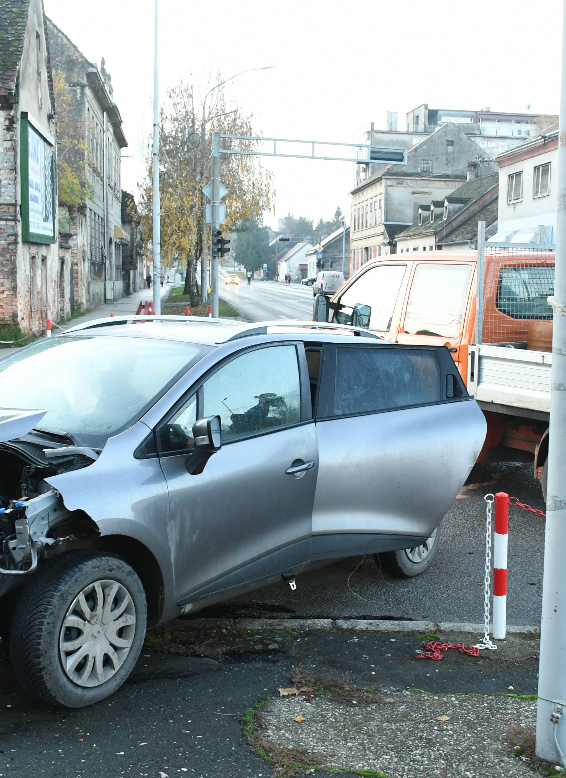 Automobil se zabio u autobus i stup: Dvoje ljudi je  ozlijeđeno